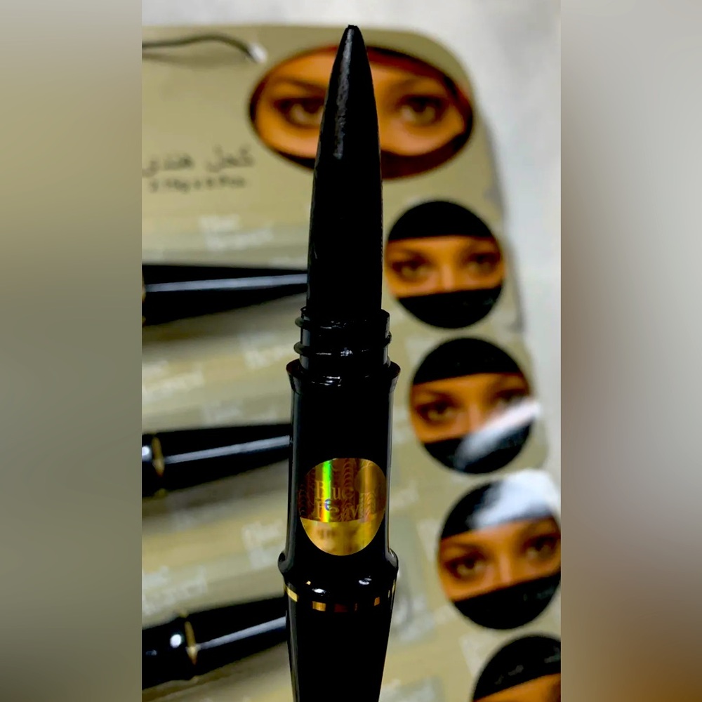 Blue Heaven black eyeliner Perfectos Pencil Eyeliner Black color